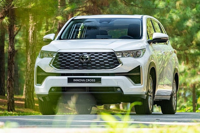 Toyota Innova Cross HEV từ 318 xe trong tháng 7 giảm còn 221 xe, tương đương mức giảm hơn 30%. 3-5192.jpg