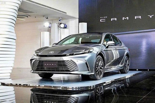 Toyota Camry HEV, dù giảm nhẹ so với tháng 7 (113 xe so với 121 xe), vẫn đạt gần gấp đôi doanh số của bản máy xăng. 5-4530.jpg