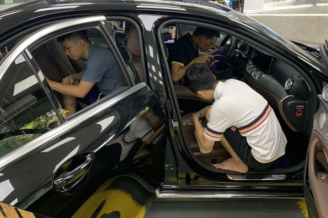 Khu vực sàn, khoang lốp dự phòng, thảm trải và cốp xe cũng cần kiểm tra kỹ càng vì những nơi này dễ bị đọng nước, nếu không làm khô sẽ bị rỉ sét. 8-6888.jpg