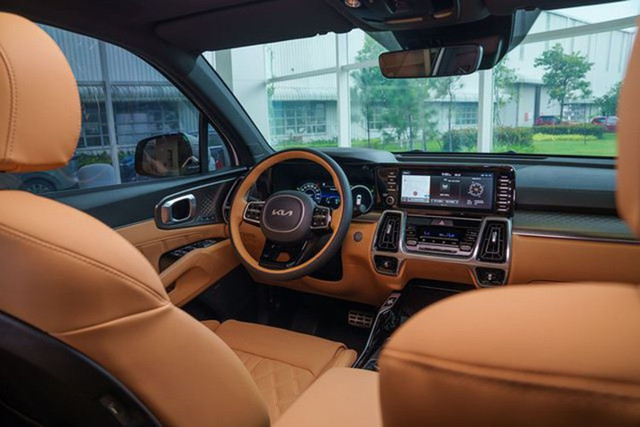 Sorento PHEV trang bị máy xăng 1.6L tăng áp 178 mã lực, đi kèm mô-tơ điện 90 mã lực, pin 13,8 kWh cho phép chạy thuần điện và sạc như xe điện. 2-1510.jpg
