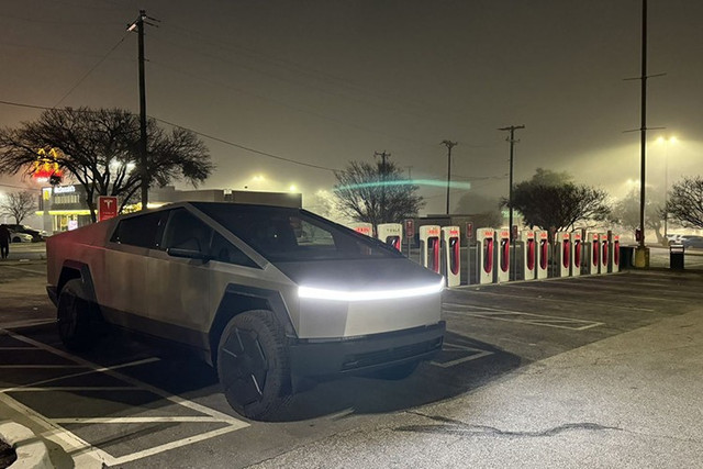 Tesla Cybertruck bị triệu hồi hơn 63.000 xe vì đèn đỗ xe quá sáng. 2-9971.jpg