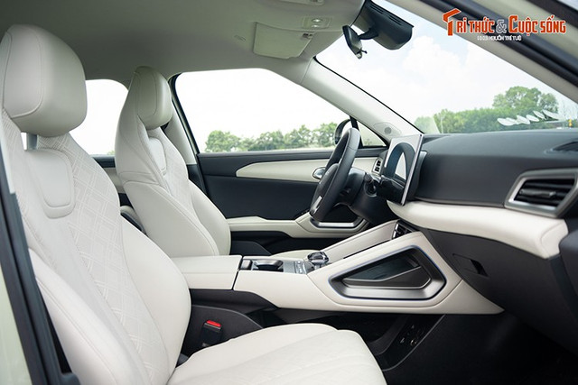 Bên trong, nội thất của BYD ATTO 2 kết hợp phong cách hình học hiện đại với vật liệu cao cấp và bố cục trực quan. 4-8514.jpg