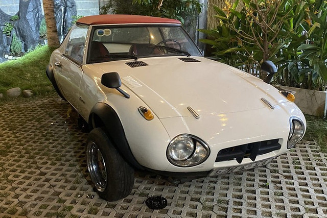 Toyota Sports 800 cổ điển là 1 chiếc xe thể thao Nhật Bản có ngoại hình tròn trịa khá dễ thương, điểm nhấn của xe chính là hệ thống đèn pha tròn to bản, cùng viền mắt mạ crôm, phần đầu xe hạ thấp trọng tâm, lưới tản nhiệt đặt thấp. 1-2413.jpg