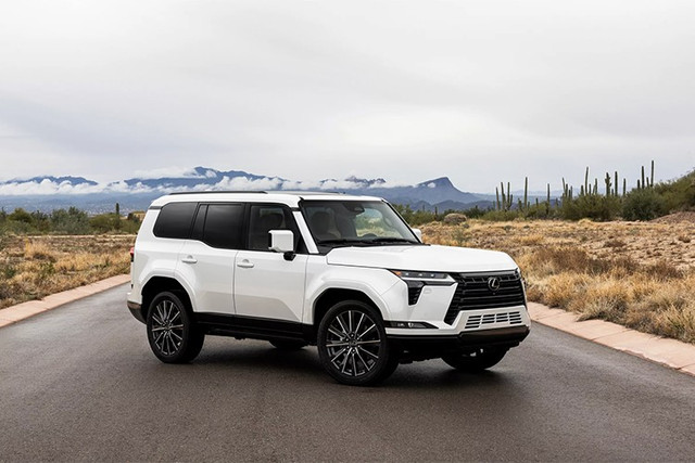 Dù không có bất kỳ thay đổi nào về thiết kế hay trang bị, Lexus vẫn quyết định tăng giá mẫu SUV hạng sang GX 2026. Tại thị trường Mỹ, xe sở hữu mức giá khởi điểm được đặt ở con số 66.935 USD (tương đương 1,76 tỷ đồng) đã bao gồm phí vận chuyển 1.450 USD (khoảng 38 triệu đồng). 3.jpg