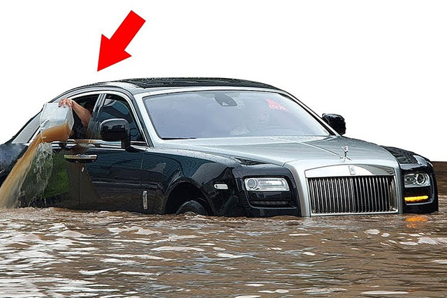 Tuyệt đối không cố mở cửa xe nếu thấy nước bên ngoài cao hơn mép cửa, làm như vậy nước sẽ tràn vào bên trong nhiều hơn. 1-6353.jpg