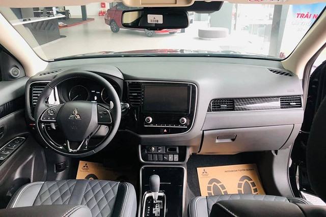 Mitsubishi Outlander được xem là sự lựa chọn lý tưởng cho những người chủ gia đình trong công việc, kinh doanh và trên những hành trình. 2-9817.jpg