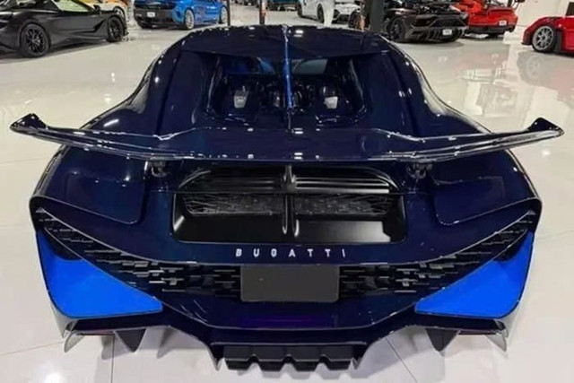 Bugatti Divo sở hữu cùng động cơ W16 quad-turbo 8.0 lít, kết hợp với hộp số tự động DSG 7 cấp và hệ dẫn động bốn bánh toàn thời gian. 1-7342.jpg