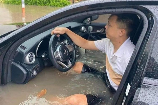Mưa lũ kéo dài, ngập lụt là nguy cơ tiềm ẩn khiến rất nhiều ôtô rơi vào tình trạng nước ngập vào nội thất, chết máy giữa đường... 4-6261.jpg