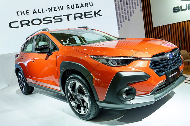 Subaru Crosstrek cũng được giảm giá mạnh. Cụ thể phiên bản 2.0 i-S EyeSight giảm 199 triệu đồng, còn khoảng 899 triệu đồng. 3.jpg