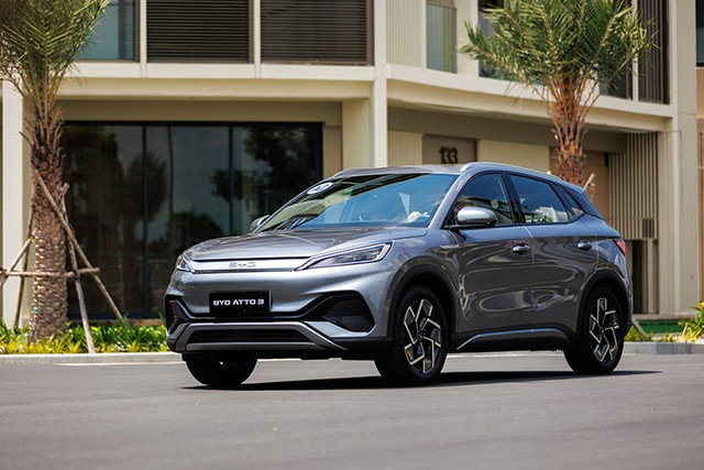 Tất cả dòng xe thuần điện BYD được tặng kèm voucher sạc trị giá 5-10 triệu, thảm sàn, bộ sạc treo tường 7 kW, sạc di động 2,2 kW và bộ chuyển đổi nguồn điện V2L. 2-9186.jpg