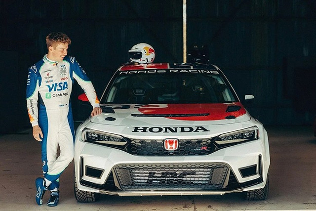 Honda Racing Corporation vừa giới thiệu Civic Type R HRC Rally XP, phiên bản xe đua rally phát triển từ Civic Type R FL5 thế hệ thứ 6. Mẫu xe sẽ xuất hiện lần đầu tại chặng F1 United States Grand Prix cuối tuần này ở Texas trước khi chính thức tranh tài tại ARA National Championship mùa tới dưới màu áo đội HART. 1-8250.jpg
