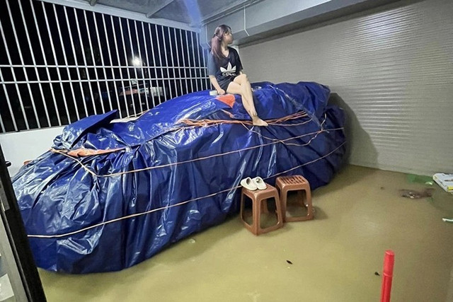 Để hạn chế rủi ro, việc đưa xe đến nơi cao ráo, tránh ngập là điều cần thiết. Trong đó, phương pháp bọc xe bằng bạt lớn hoặc túi chuyên dụng đang được nhiều người áp dụng vì tính hiệu quả. 4.jpg