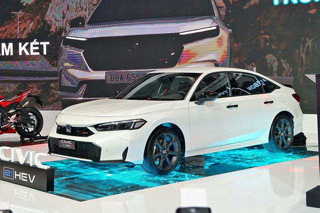 Honda Civic e:HEV RS cũng có 33 xe bán ra thị trường, con số này cao hơn bản máy xăng chỉ có 22 chiếc. 6-7421.jpg