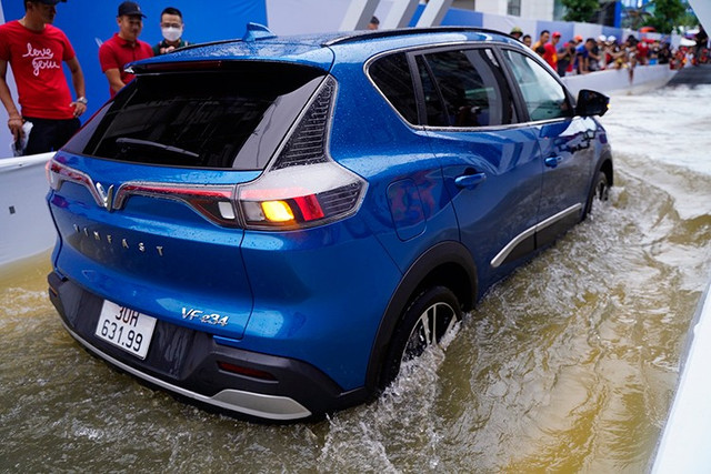 Xe ôtô điện đi đường ngập khá an toàn nhờ có hệ thống bảo vệ chống xâm nhập theo tiêu chuẩn IP67 hoặc IP65. 3-787.jpg
