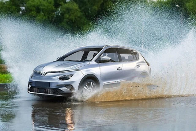 Khi lái xe điện ở mực nước sâu trong thời gian dài quá điều kiện cho phép, khả năng nước tràn vào bộ pin hoặc motor điện là có thể xảy ra. 2-7275.jpg