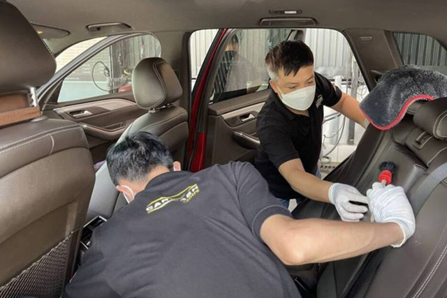 Sau khi đã hút sạch nước ra, thợ dùng máy sấy khô toàn bộ, giúp làm sạch và khô xe, đồng thời đảm bảo các bu-lông, ốc vít không bị nước ngấm. 7-537.jpg