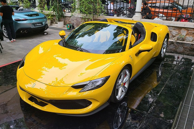 Mới đây, 1 chiếc siêu xe mui trần Ferrari 296 GTS đã bị bắt gặp xuất hiện tại quận 1, TP.HCM. Theo tìm hiểu, chiếc xe chỉ mới tìm thấy người mua trong thời gian gần đây, sau 1 thời gian dài nằm ở đại lý. Được biết, giá xe Ferrari 296 GTS nhập chính hãng lăn bánh gần 25 tỷ đồng. 12.jpg