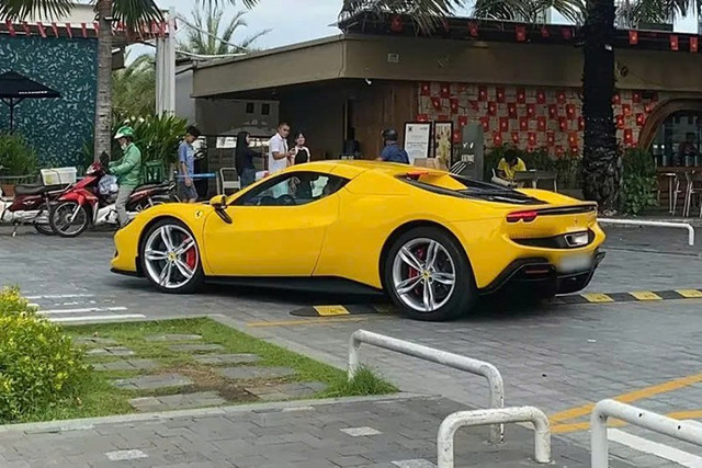 Được biết, đây đã là chiếc siêu xe mui trần Ferrari 296 GTS thứ 5 hay 6 gì đó xuất hiện tại thị trường Việt Nam, xe đầu tiên được bàn giao cho một khách hàng ở tỉnh Bạc Liêu, nhưng vợ chồng anh lại sinh sống và làm việc ở tỉnh Bà Rịa - Vũng Tàu (Cũ). 1-3502.jpg