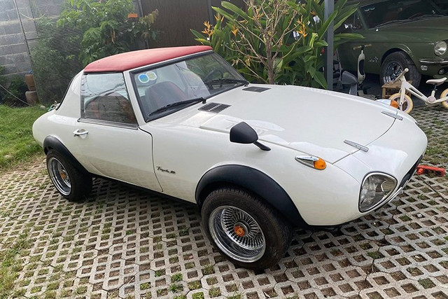 Chính vì đó mà Toyota Sports 800 được nhiều tay chơi Việt sưu tầm, mới đây, 1 chiếc được chào bán với mức giá gần 1 tỷ đồng tại Đồng Na và, đã nhận được sự quan tâm. Chiếc xe Toyota Sports 800 này có 4 bộ mâm loe ra khá bắt mắt, xe mang ngoại thất màu trắng cùng phần mái nhà màu đỏ. Tình trạng xe là nguyên bản. 5-7930.jpg