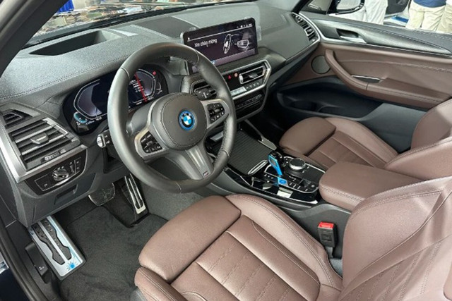 Khoang nội thất của BMW iX3 giữ nguyên bố cục đặc trưng từ dòng X3, với triết lý thiết kế hướng về người lái. 3-7765.jpg