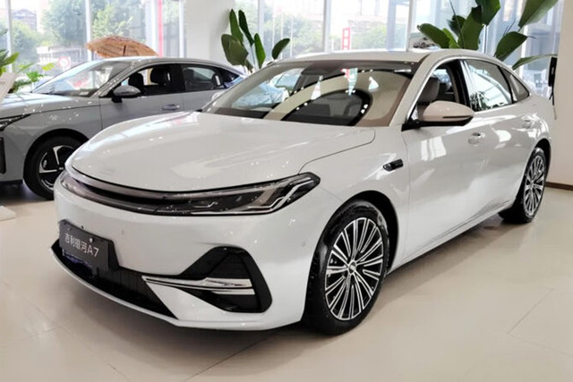 Geely Galaxy A7 lần đầu tiên ra mắt tại thị trường Trung Quốc vào hồi tháng 6/2025. Đến nay, giá bán của mẫu xe này ở thị trường hàng xóm với Việt Nam đã được công bố dao động từ 103.800 - 133.800 Nhân dân tệ (khoảng 363 - 468 triệu đồng). Như vậy, mẫu xe này có giá chỉ tương đương với Hyundai Grand i10 và Kia Morning ở Việt Nam. 2-3015.jpg