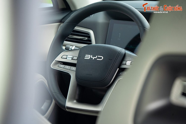Xe được trang bị màn hình trung tâm 12,8 inch có thể xoay 90 độ, hỗ trợ kết nối Apple CarPlay và Android Auto không dây, điều khiển giọng nói tiếng Việt. 6-4763.jpg
