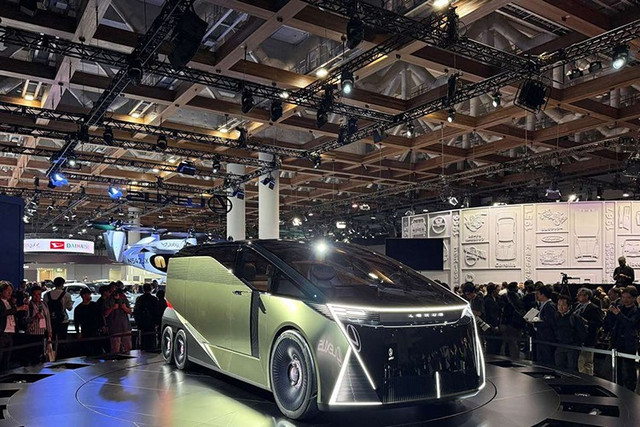Japan Mobility Show 2025, Lexus đã gây chú ý khi giới thiệu bộ ba xe concept mới mang thương hiệu LS. Nổi bật nhất là ls concept – một mẫu minivan siêu sang với thiết kế 6 bánh độc đáo, đánh dấu hướng tiếp cận hoàn toàn mới của dòng xe LS vốn quen thuộc với dáng sedan truyền thống. 1-1200.jpg