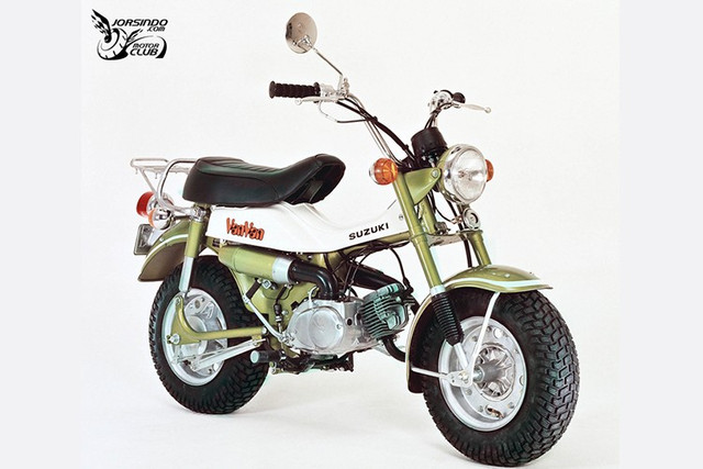 Xe máy điện Suzuki e-VanVan được lấy cảm hứng từ mẫu Suzuki VanVan (có hai phiên bản VanVan 125 và VanVan 200) rất được ưa chuộng ở những năm 1970s. Và e-VanVan giữ nguyên tinh thần của dòng VanVan nguyên bản với thiết kế hoài cổ pha hiện đại, tạo nên diện mạo độc đáo và dễ nhận diện. 6-4292.jpg