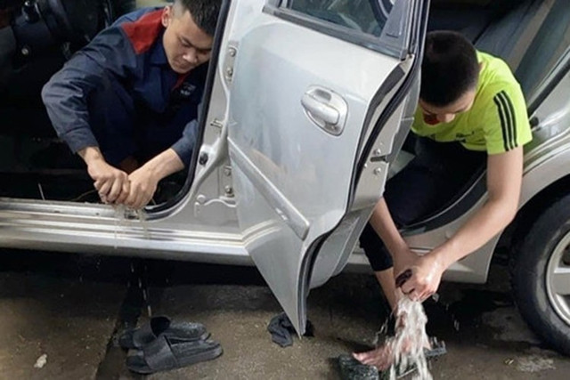 Sau khi xử lý hết nước đọng và loại bỏ các vật dụng ẩm ướt ra khỏi khoang lái, hãy đem xe đến nơi thoáng gió, có nắng nhẹ, mở cửa để hong khô... 4-1799.jpg