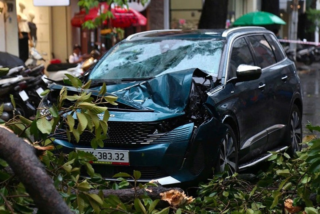 Trước nguy cơ mưa lớn, gió lốc do ảnh hưởng từ bão Wipha, các chủ xe ở miền Bắc cần chủ động triển khai những biện pháp phòng chống bảo vệ cho ôtô. 2.jpg