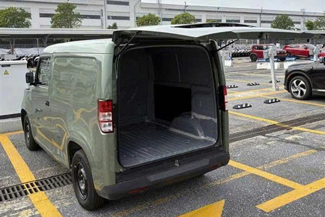 Xe được trang bị một động cơ điện có công suất tối đa 30kW, mô-men xoắn cực đại 110Nm, tốc độ tối đa 75km/h. Dung lượng pin khả dụng 17kWh cho phép xe di chuyển quãng đường 150km sau mỗi lần sạc đầy. 3-5699.jpg