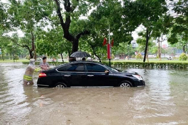 Nếu xe chỉ bị ngập nhẹ ở sàn và không chết máy, khi về nhà an toàn, điều cần làm là ngắt kết nối ắc quy và liên hệ với xưởng dịch vụ. 2-3371.jpg