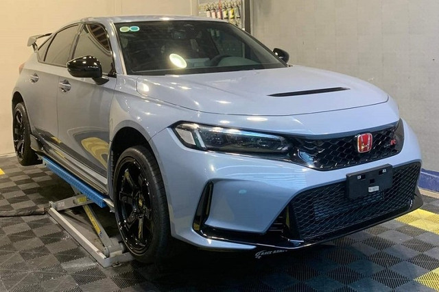 Honda Civic Type R được nhập khẩu nguyên chiếc từ Nhật Bản và sở hữu giá bán niêm yết lên đến 2,99 tỷ đồng. 4-3082.jpg