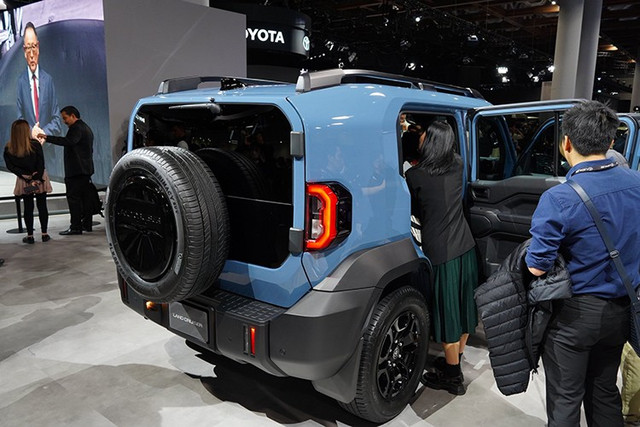 Toyota Land Cruiser FJ 2026 là sự kết hợp giữa tinh thần phiêu lưu lâu đời của dòng xe Land Cruiser và những đường nét hiện đại, trẻ trung. Xe được xây dựng trên nền tảng khung gầm rời body-on-frame kế thừa từ Hilux và Fortuner, nhưng có kích thước nhỏ gọn hơn đáng kể. 2-517.jpg