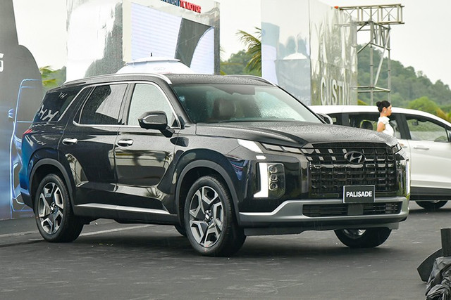 Không để bị bỏ lại, Hyundai Thành Công cũng đang áp dụng chương trình giảm giá mạnh cho hai mẫu SUV chủ lực là Palisade và SantaFe. 5.jpg
