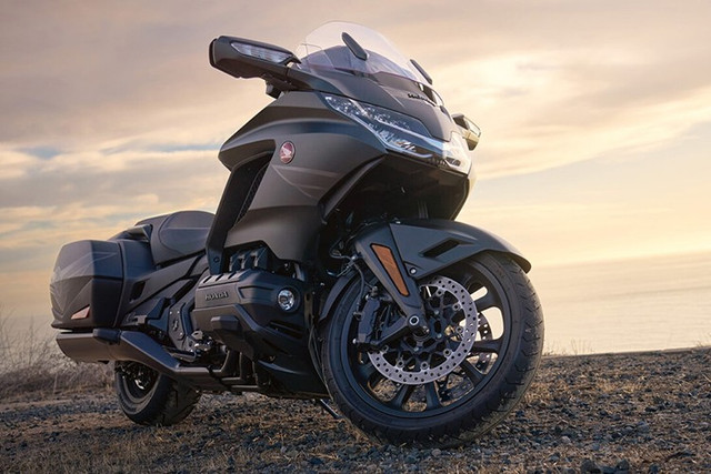 Honda Việt Nam chính thức trình làng mẫu Honda Gold Wing 2025 mới, đánh dấu cột mốc lịch sử kỷ niệm 50 năm ra đời của dòng xe touring cao cấp. Không chỉ đơn thuần là một phương tiện di chuyển, Gold Wing 2025 tiếp tục khẳng định vị thế của một biểu tượng xe đường trường, đồng thời thể hiện đẳng cấp, sự tinh tế và khát vọng chinh phục mọi cung đường. 3-4327.jpg