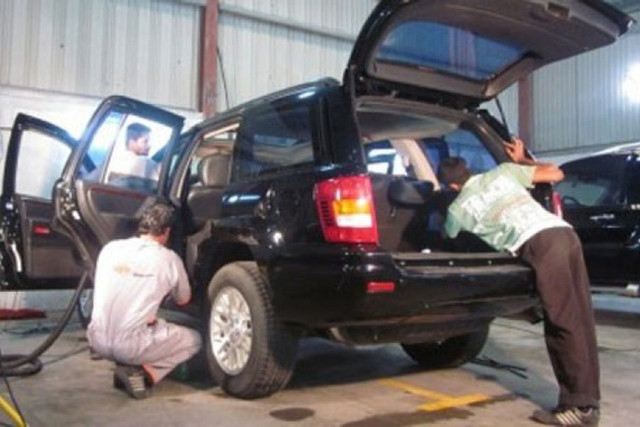 Trường hợp xe ngập nước vào tận khoang nội thất, bạn hãy gọi cứu hộ tới gara/xưởng dịch vụ để được xử lý một cách chuyên nghiệp và an toàn. 6-2072.jpg