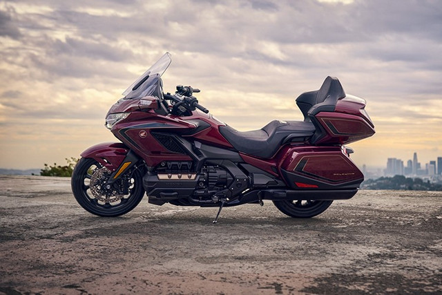 Kỷ niệm 50 năm, Gold Wing 2025 được Honda trình làng với hai tùy chọn màu sắc mới: Đỏ - đen quyền lực và vàng - bạc - đen sang trọng. Đặc biệt, logo kỷ niệm 50 năm được khắc tinh xảo trên thân xe và chìa khóa thông minh. 2-5328.jpg