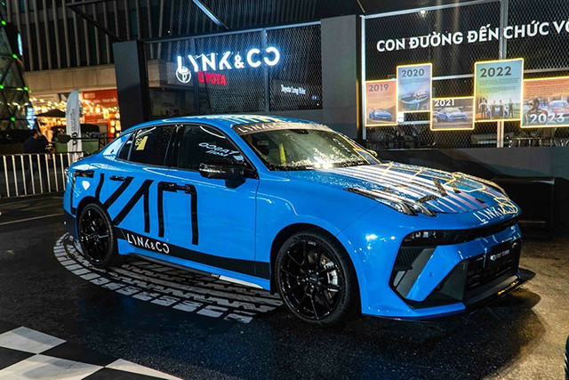 Mẫu xe Lynk & Co 03 TCR mới được trưng bày tại Việt Nam này không dành cho số đông vì chỉ được sản xuất ra dành cho đường đua, tuy nhiên, đây là 1 sản phẩm dựa trên chiếc sedan Lynk & Co 03 thế hệ mới. 1-760.jpg