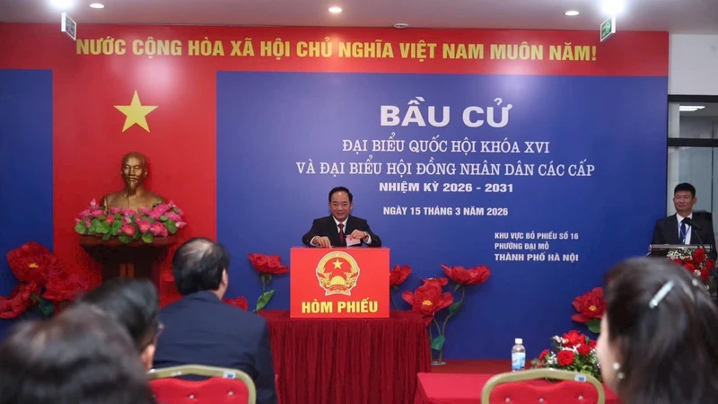 Trưởng Ban Tuyên giáo và Dân vận Trung ương Trịnh Văn Quyết bỏ phiếu bầu cử