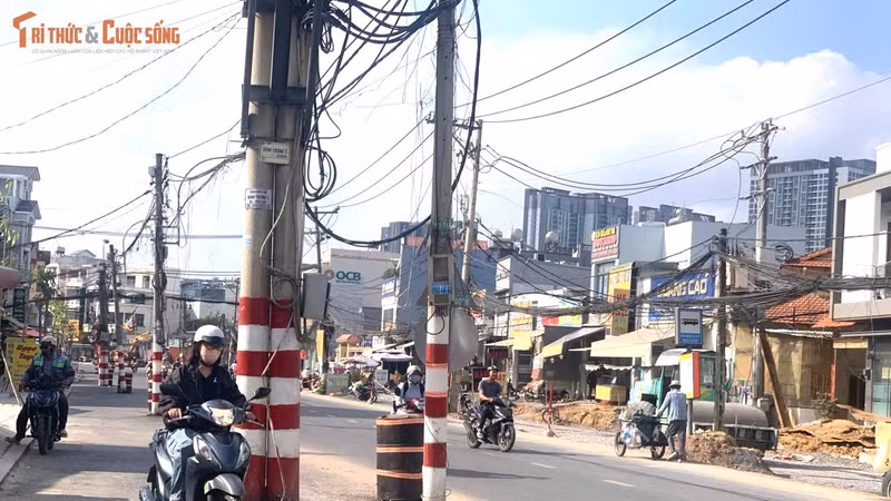 Ngành điện nêu lý do hàng trăm cột điện giữa đường, dân đi như… làm xiếc