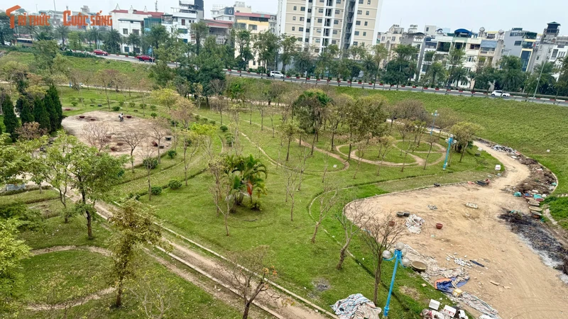 Thực trạng nhếch nhác tại vườn hoa Nhật Tân cửa ngõ Hà Nội