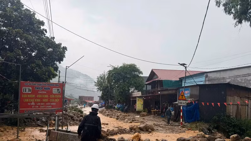 Lào Cai: Mưa lớn gây lũ quét, đất đá tràn xuống khu dân cư 