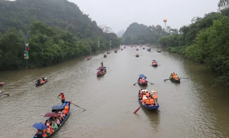 Vòi tiền khách tại Lễ hội chùa Hương, hai lái đò bị xử phạt