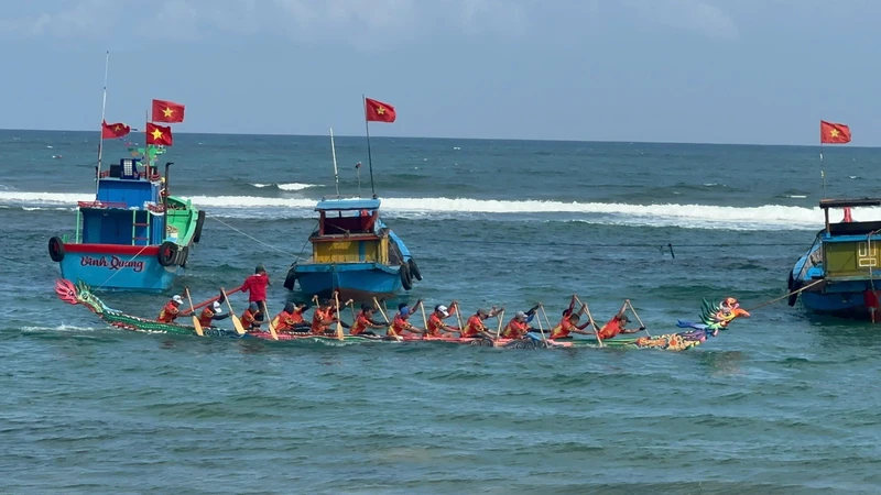 Rộn ràng đua thuyền khai xuân ở làng biển Phước Thiện