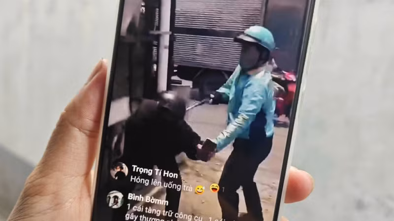 Điều tra người mặc áo xe ôm công nghệ hành hung thanh niên 