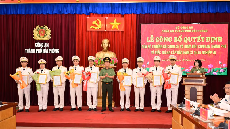 25 cán bộ Công an TP Hải Phòng được thăng cấp bậc hàm đại tá