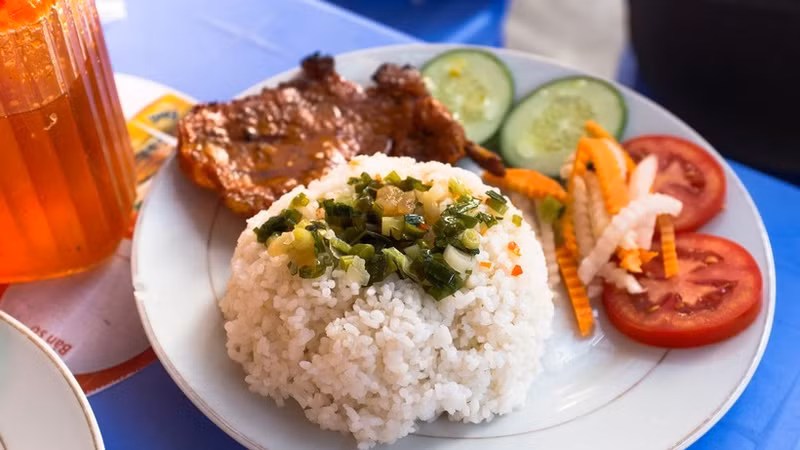 Hơn 40 học sinh nhập viện sau bữa ăn miễn phí tại Cà Mau