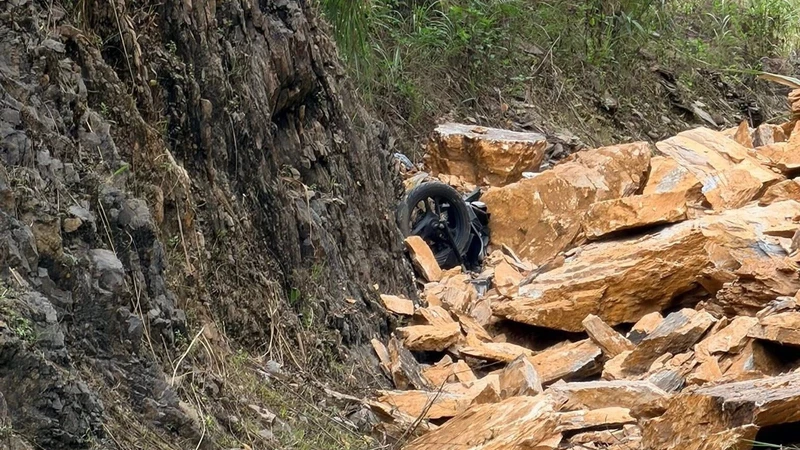 Sạt lở lớn tại đèo Thung Khe, nhiều người nghi bị vùi lấp