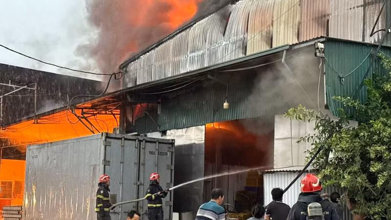 Hà Nội: Cháy kho bánh kẹo lan rộng, lực lượng cứu hỏa phản ứng nhanh